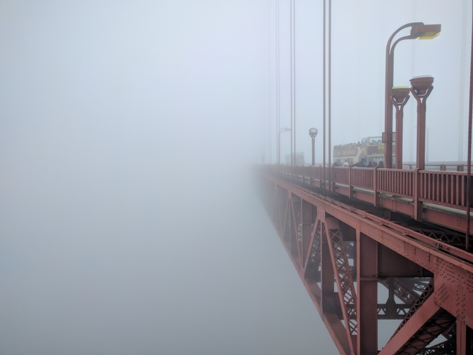 浓雾天气遮蔽了整个金属大桥道路