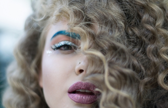 虚化背景城市时尚妆容金色卷发美女