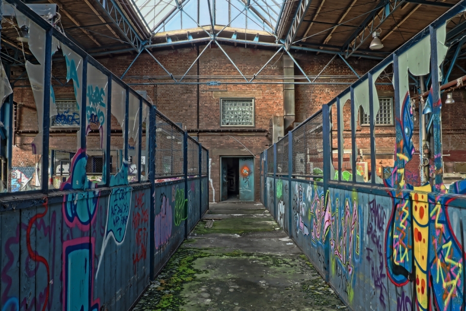 涂满涂鸦的废弃工业场地建筑摄影