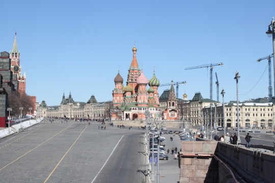 阳光蓝色天空马路前城市街道建筑