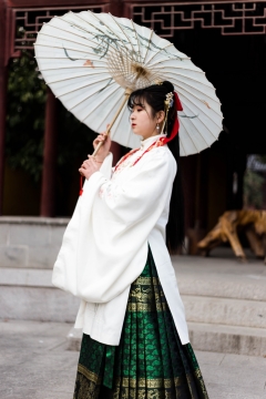 明汉服古意撑伞美女艺术照