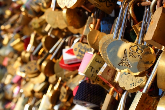 虚化背景商店金属锁具高清静物