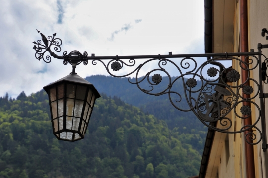 蓝色天空山峰前建筑古典挂灯