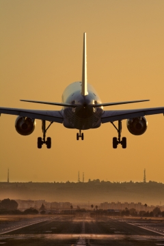 黄昏时刚从跑道上起飞的客机摄影