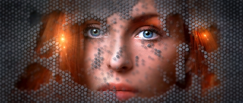 碎片拼图中蓝眼睛美女头像特写