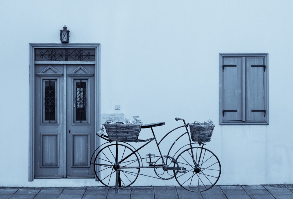 黑白带木制门窗建筑墙壁前老式自行车