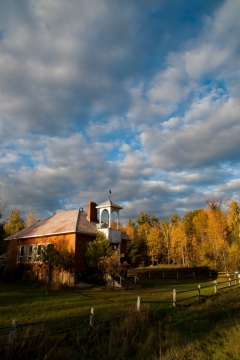 乌云草地篱笆旁木制建筑风光