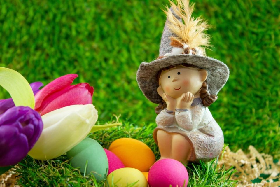 户外草坪女孩模型玩具看复活节节日彩蛋
