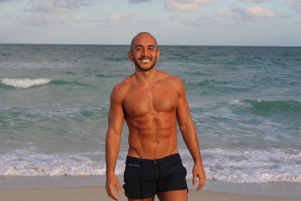 大海沙滩边光头微笑肌肉男摄影