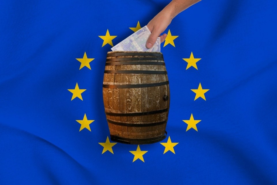 欧盟旗帜背景下一只将欧元塞进木桶的手