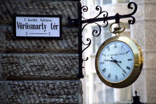 街边商店外墙悬挂小巧时钟街拍特写