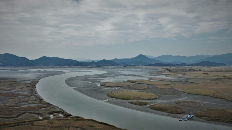 广袤平原上蜿蜒的小河与湿地