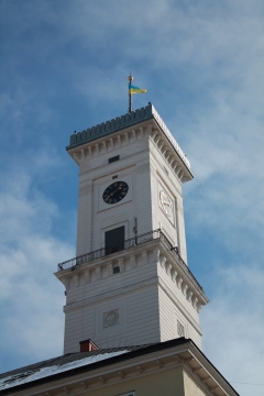 蓝色天空城市街道白色塔建筑