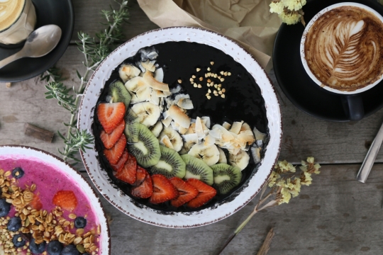 木制桌面新鲜水果切片美味拉花咖啡