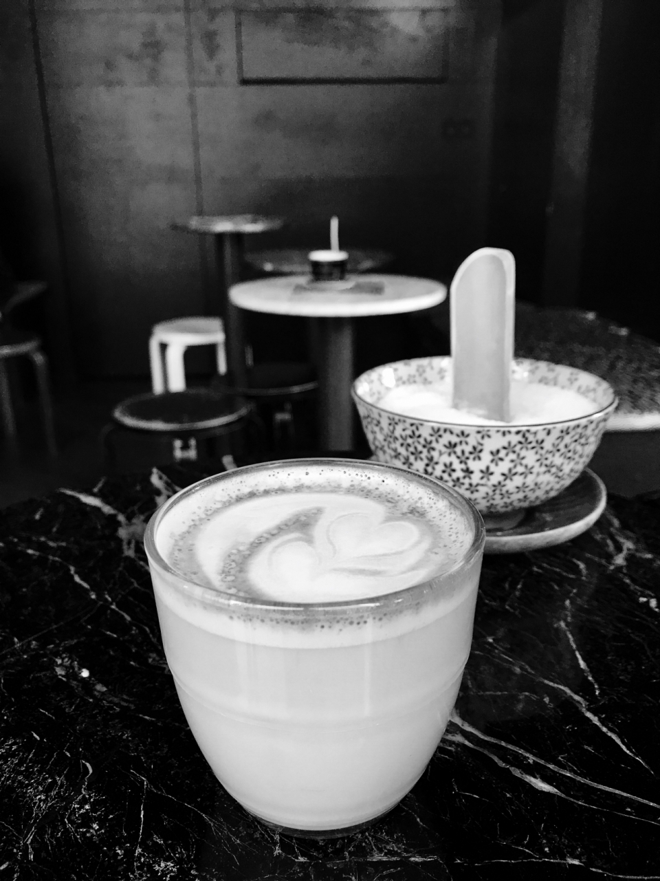 黑色花纹大理石上的咖啡和糖黑白摄影