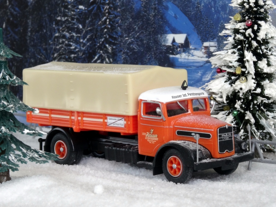 雪地中的红色货车模型静物摄影