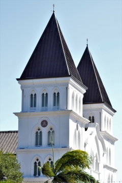 蓝色天空白色墙壁尖顶教堂建筑