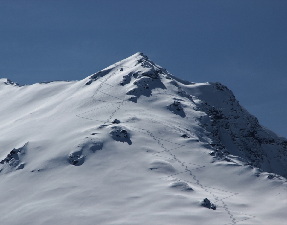山顶白色积雪山坡光照痕迹美景