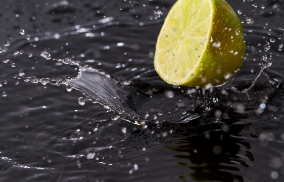 喷溅水面新鲜美味黄色柠檬