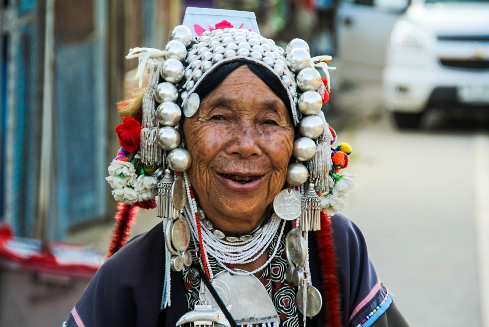 人物摄影_城市街道民族传统服饰老年女性