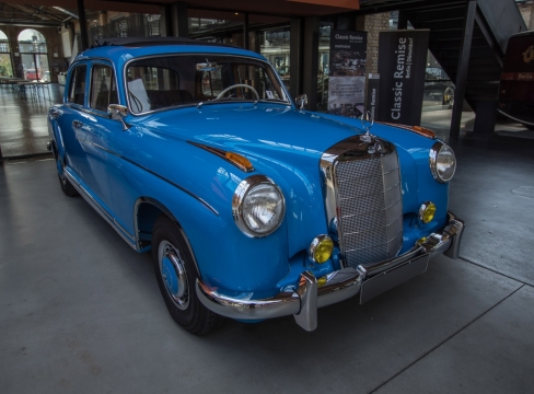 室内停放豪华奔驰轿车外观车标特写