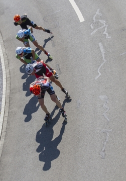 环湖公路轮滑运动员户外运动特写