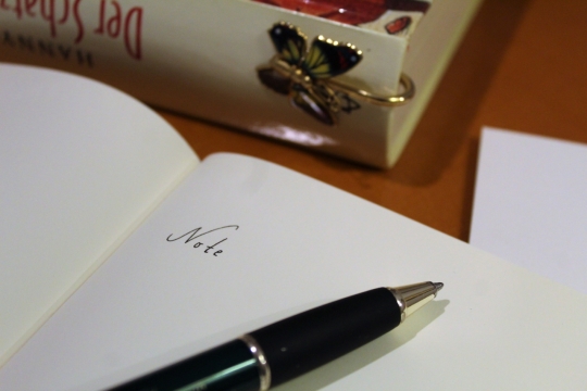 书桌上的书本和水笔静物摄影