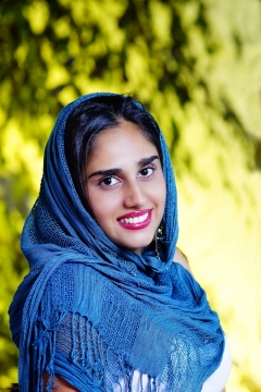 阳光自然户外裹蓝色头巾印度女性