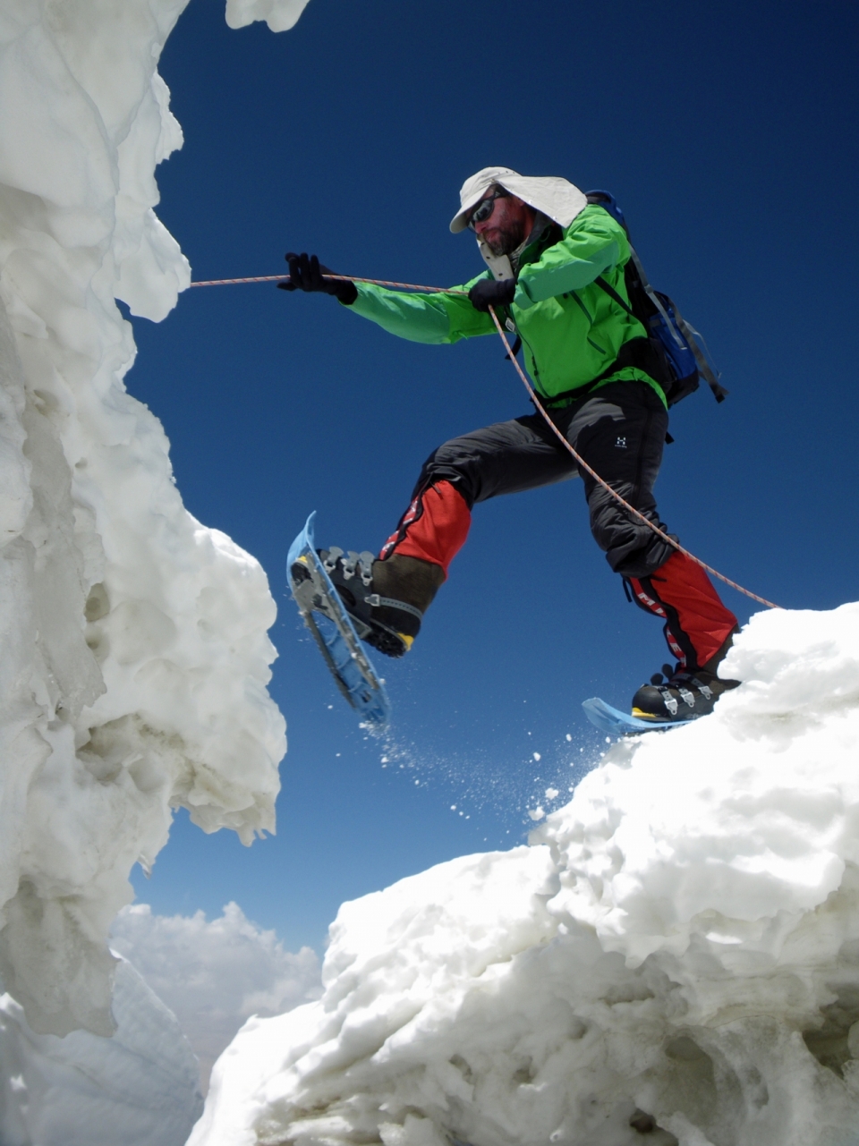 穿着登山装备正在攀爬雪山的人