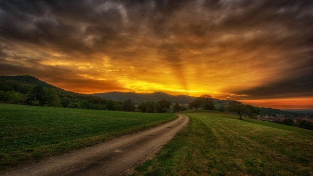 昏暗天空金黄阳光山峰草地美景