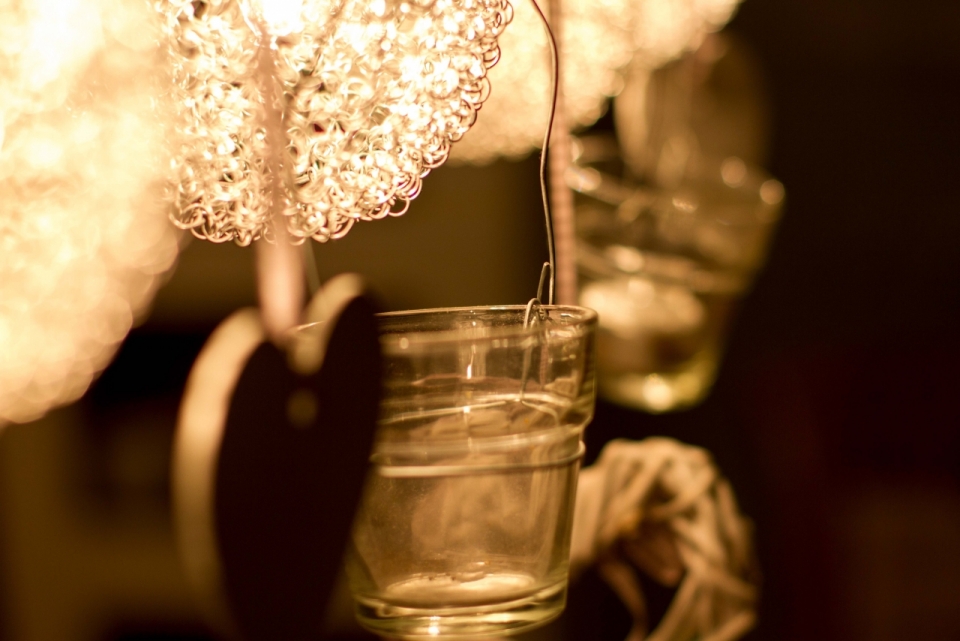 唯美温暖灯光照耀透明玻璃杯
