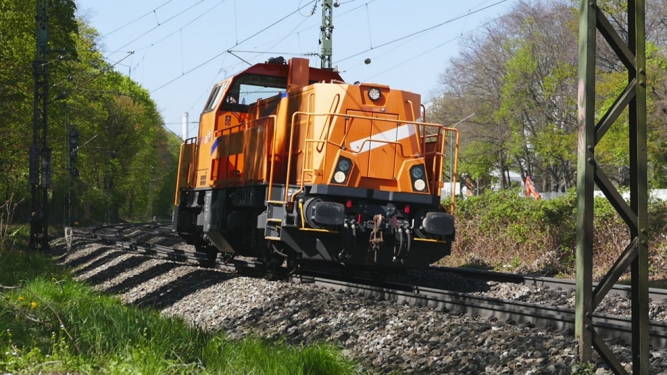 夏天城市郊外橙色运输火车