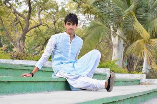 衣服宽松泰国男子坐在绿色台阶上