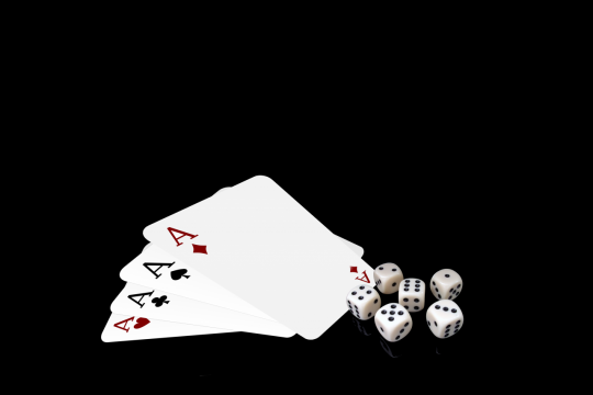 简约黑色背景崭新纸质扑克牌骰子