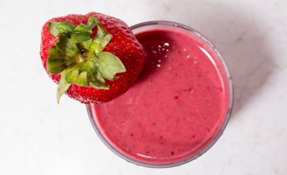 俯视透明玻璃杯草莓奶昔水果甜品