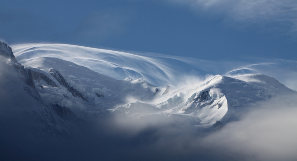 天空下云雾弥漫雪峰美景