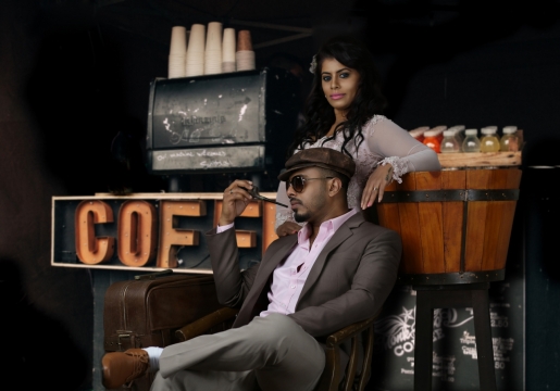 复古咖啡店室内长发女性戴贝雷帽烟斗男性