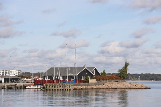 丹麦哥本哈根大海旁城市建筑