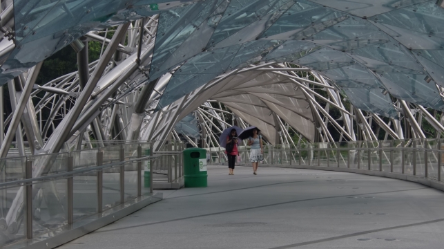 城市街道隧道打伞成年女性
