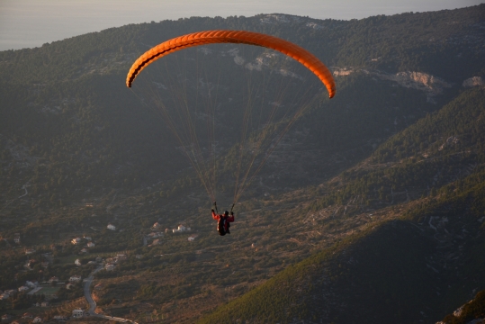 高山上跳伞滑翔极限运动拍摄