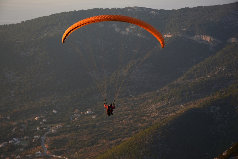 高山上跳伞滑翔极限运动拍摄