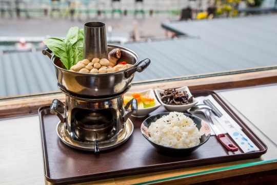 餐厅中售卖精美蔬菜火锅饭食