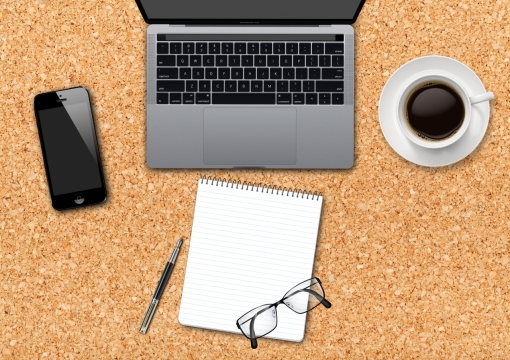 石质桌面笔记本电脑咖啡手机眼镜俯拍