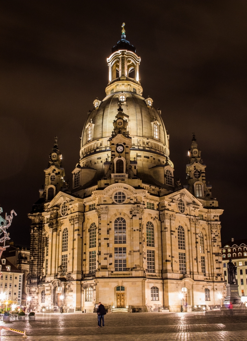 美丽夜色下的德累斯顿圣母教堂