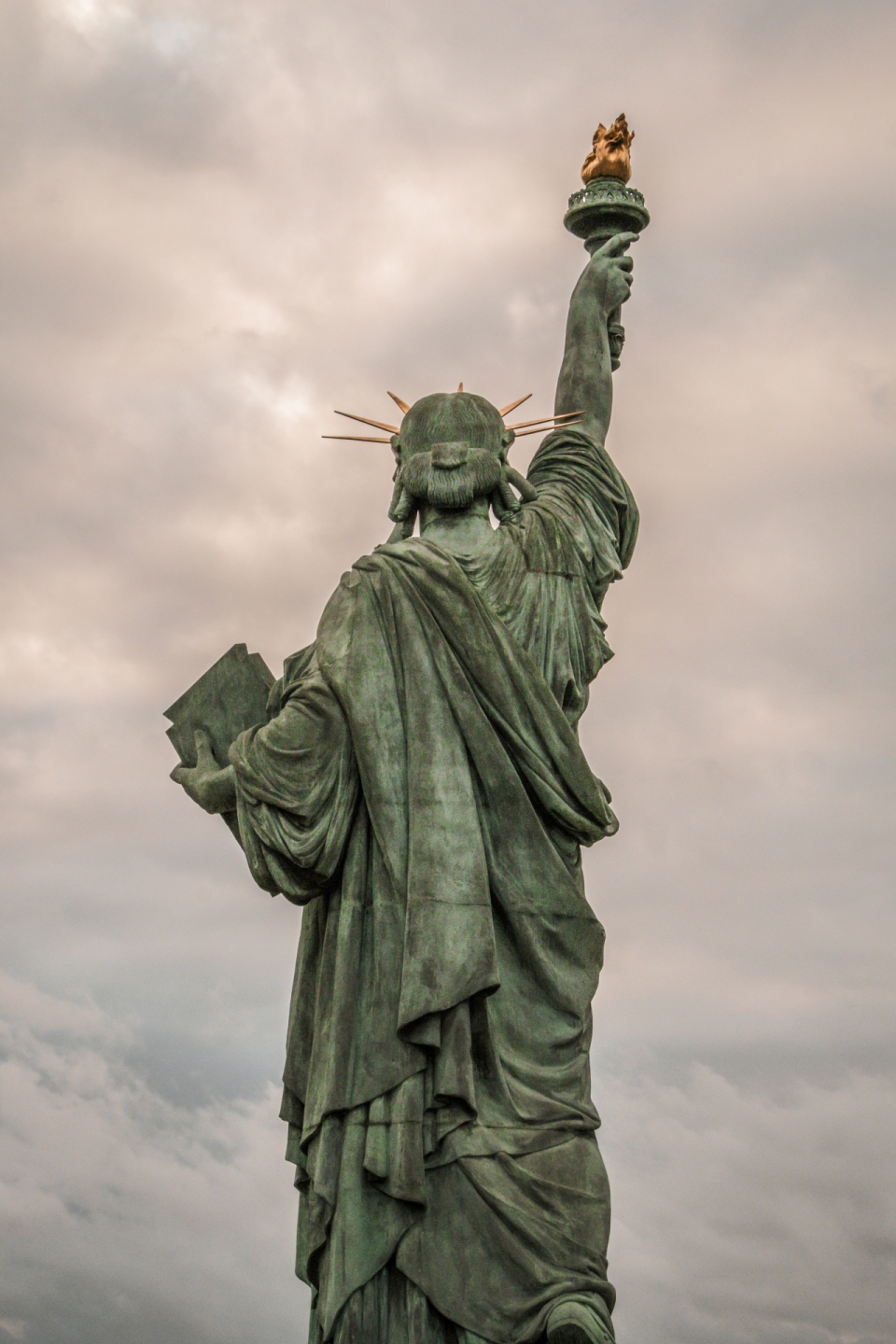 美国纽约阴天自由女神雕像背面