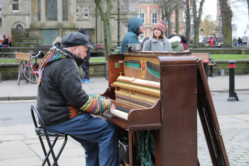 城市街道弹奏古老钢琴乐器男性