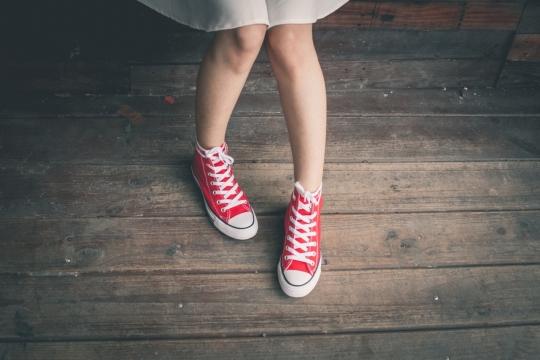 木制地板前白色裙子女性红色帆布鞋