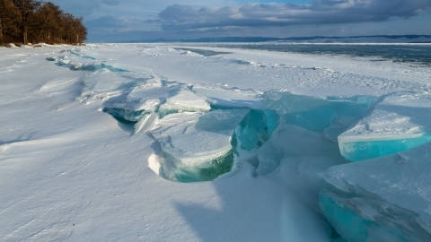 俄罗斯贝加尔湖奥利洪岛自然风光高清桌面壁纸