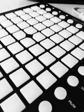 音乐节奏器打击垫launchpad特写摄影