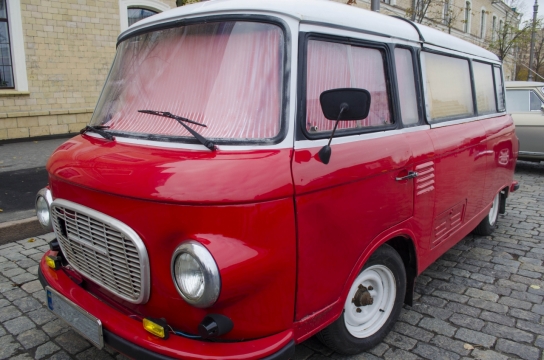 停在户外的一辆红白相间的可爱小校车